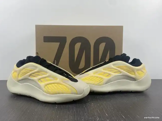 V3 700 Safflower Mono Adidas HP5425 Yeezy 0529